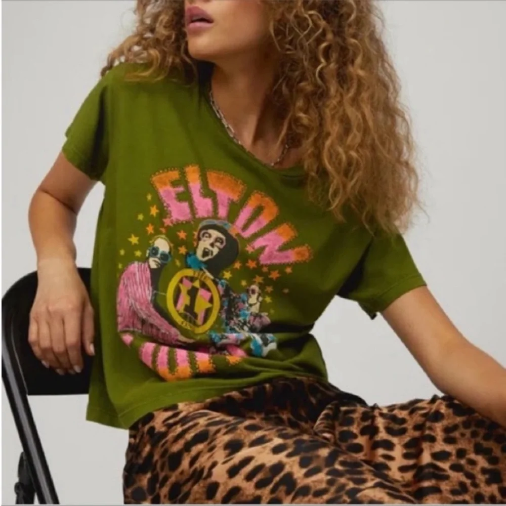 Daydreamer Elton John The One Solo Graphic Crewneck Tee in Olive Green - Picture 1 of 10